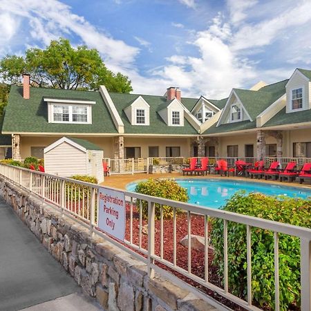 Econo Lodge Inn & Suites Gatlinburg At The Convention Center Екстер'єр фото