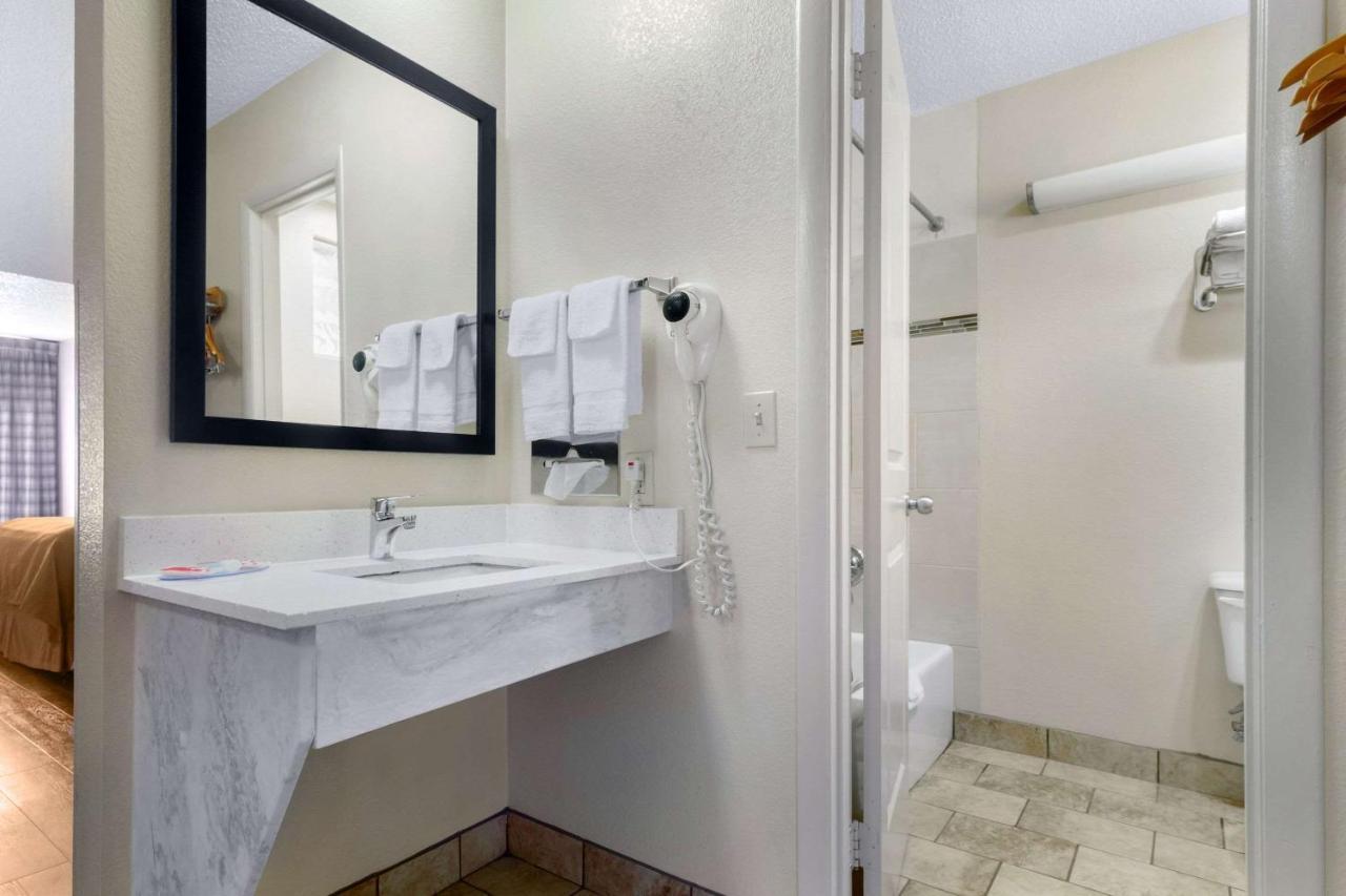 Econo Lodge Inn & Suites Gatlinburg At The Convention Center Екстер'єр фото