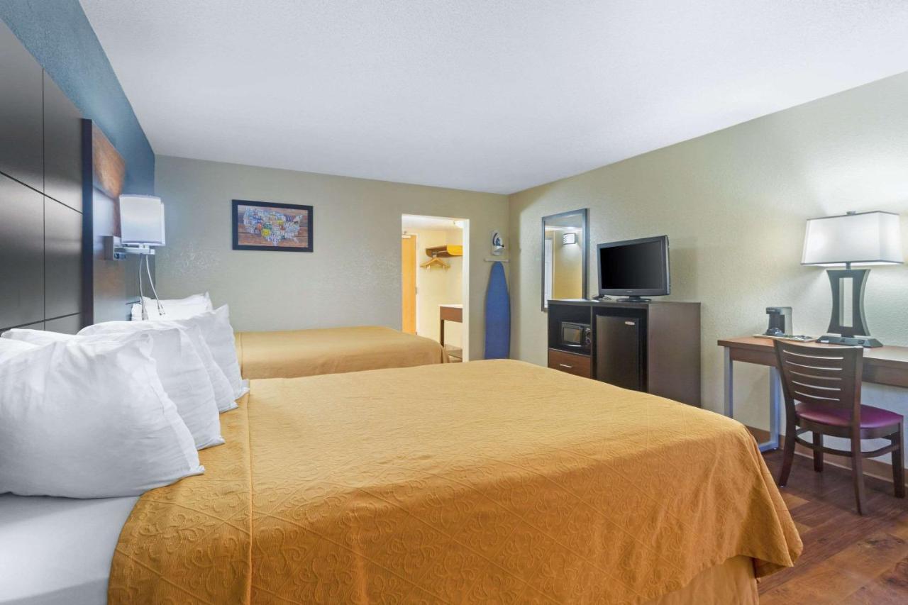 Econo Lodge Inn & Suites Gatlinburg At The Convention Center Екстер'єр фото