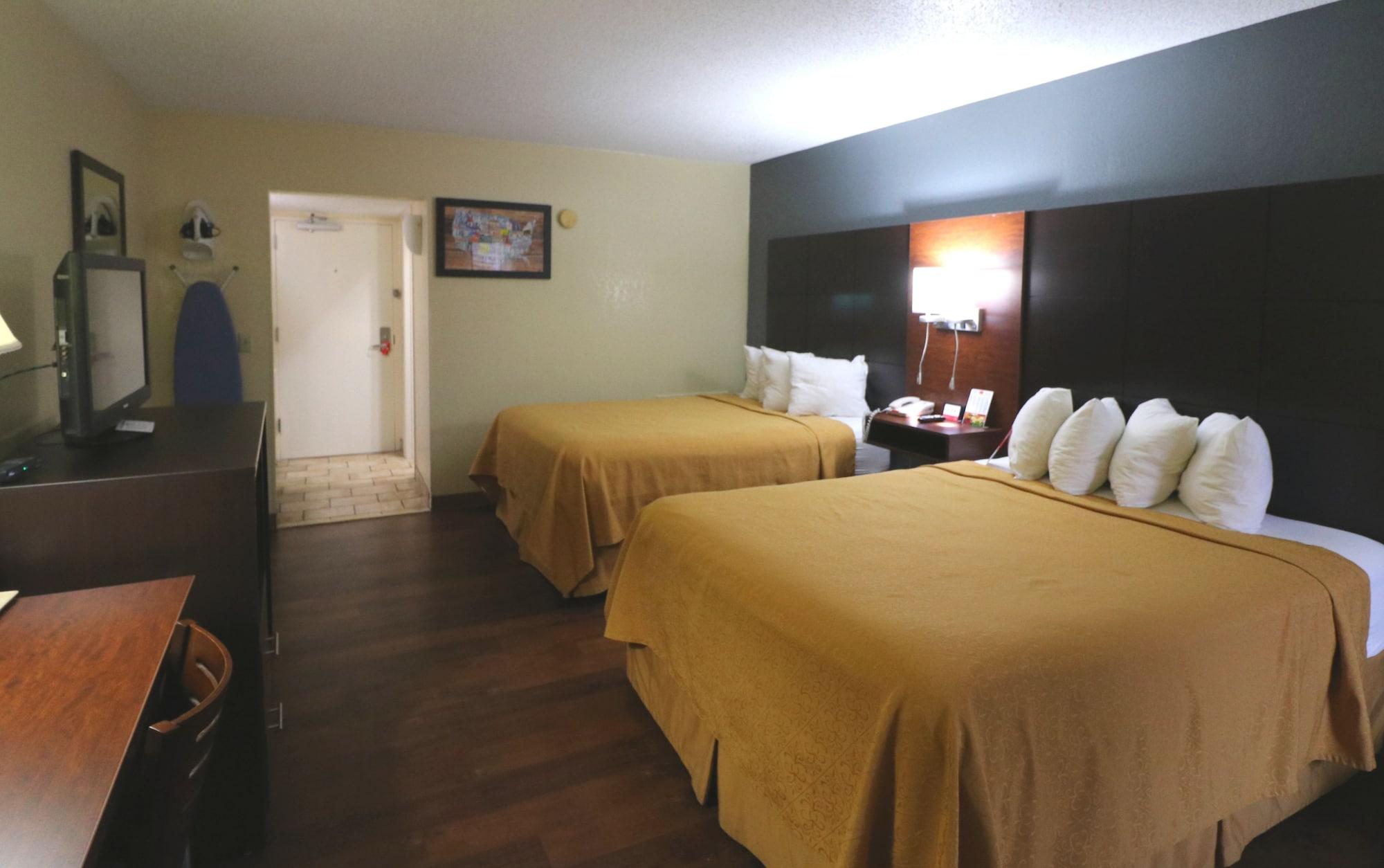 Econo Lodge Inn & Suites Gatlinburg At The Convention Center Екстер'єр фото
