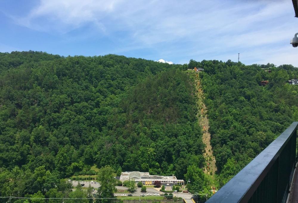 Econo Lodge Inn & Suites Gatlinburg At The Convention Center Екстер'єр фото