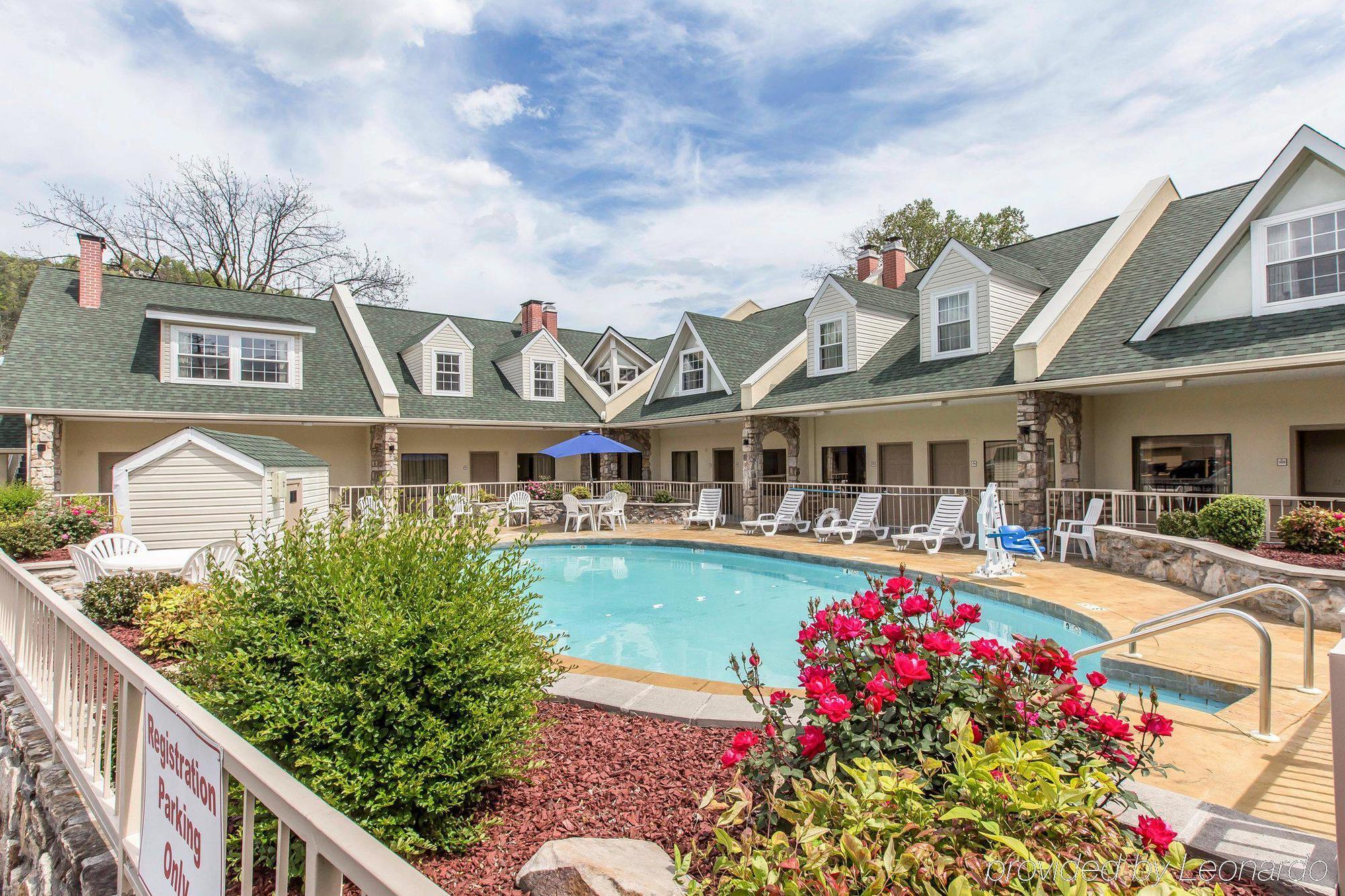 Econo Lodge Inn & Suites Gatlinburg At The Convention Center Екстер'єр фото