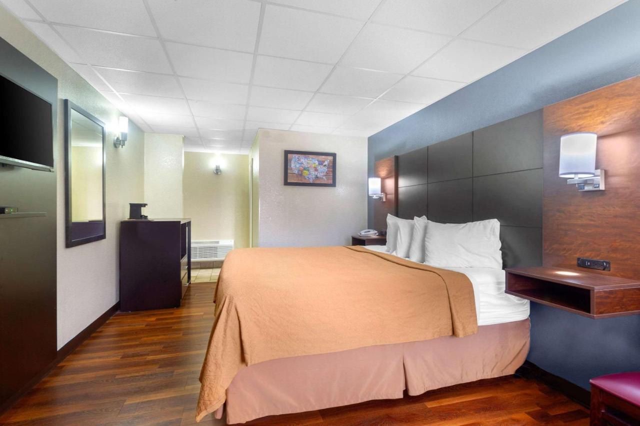 Econo Lodge Inn & Suites Gatlinburg At The Convention Center Екстер'єр фото